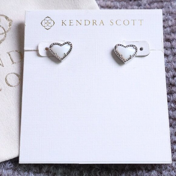 New. Kendra Scott Ari Heart Silver Ivory Mother-Of-Pearl Stud Earrings - Picture 1 of 2